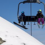 Le maire des Gets, en Haute-Savoie (F), et deux hommes soupçonnés de favoritisme après l'attribution d'un marché d'exploitation du domaine skiable sont renvoyés en procès (illustration). KEYSTONE/JEAN-CHRISTOPHE BOTT